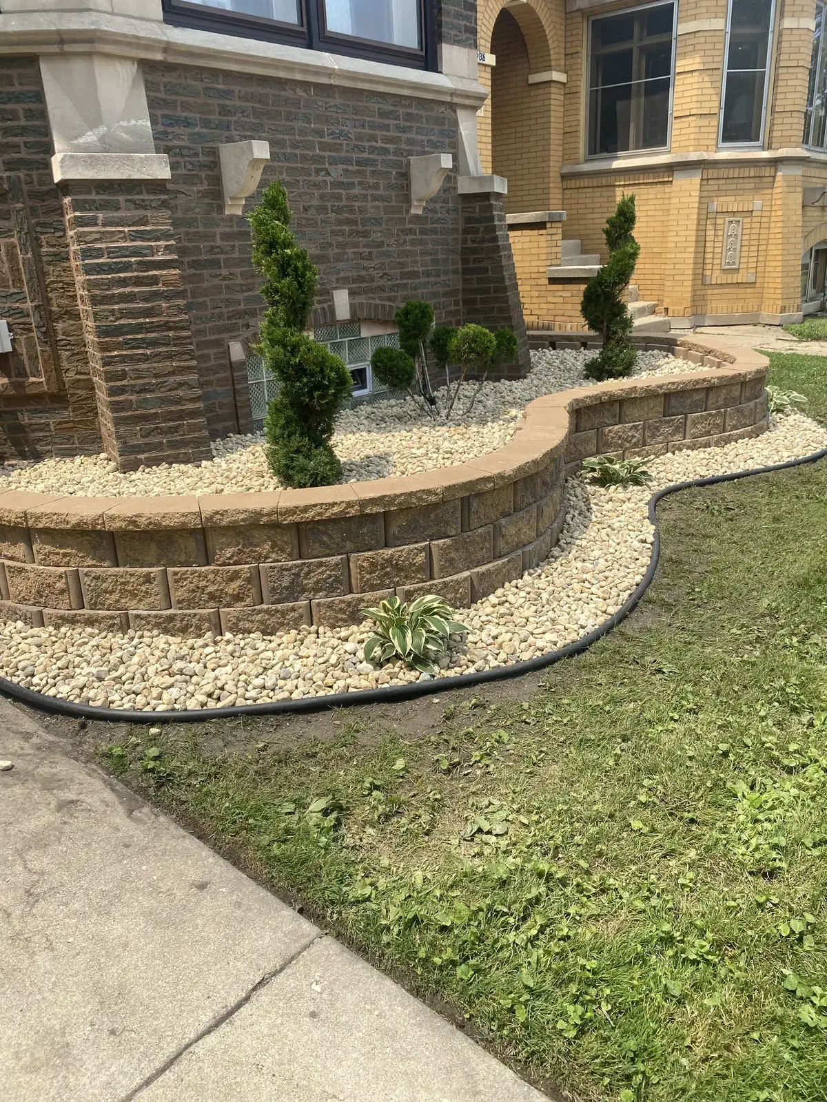 Retaining wall with standing plants and gravel